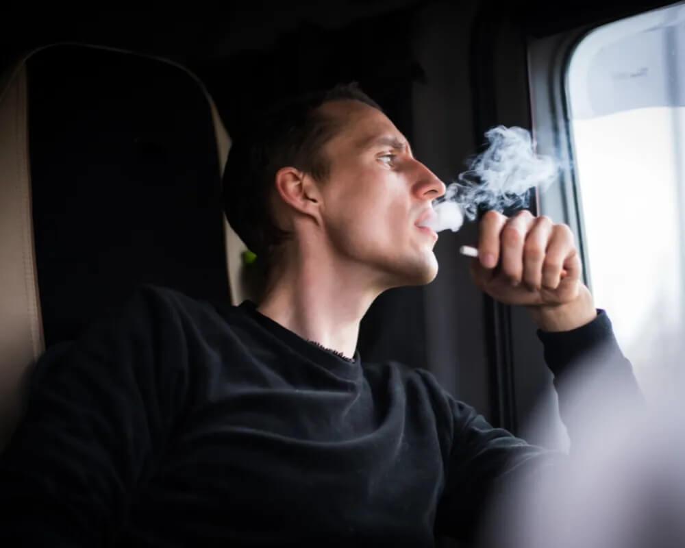 Can You Vape While Driving in Canada? The Law & Risks (2025)